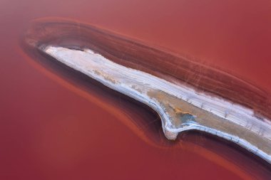 Pembe Ada 'daki adanın kıyılarında beyaz tuz. Lemuria Gölü, Ukrayna.