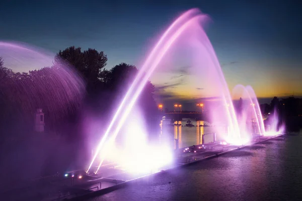 Drone Vista Una Fontana Colorata Sul Fiume Notte — Foto Stock