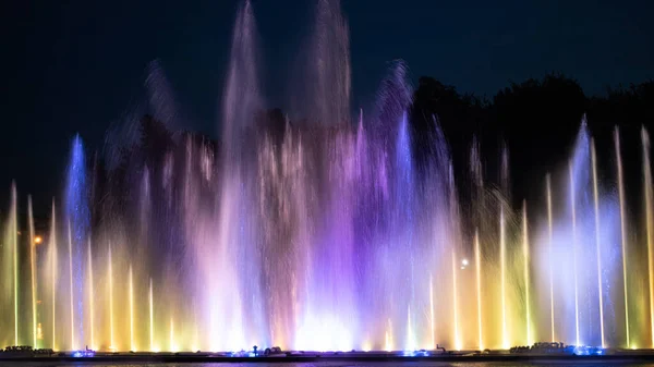Drone Vista Una Fontana Colorata Sul Fiume Notte — Foto Stock