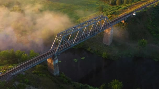 Żelazny most kolejowy o świcie we mgle — Wideo stockowe