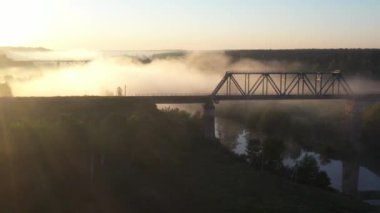 Demir demiryolu köprüsü şafakta siste