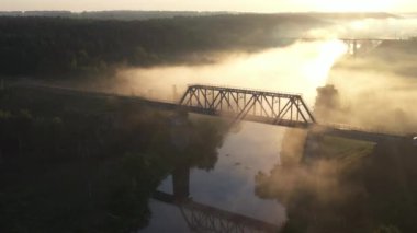 Demir demiryolu köprüsü şafakta siste