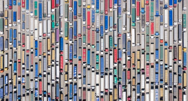 Arkaplan, doku ya da kalıp. Sınırda ya da terminalde büyük bir kamyon kuyruğu var. Hava görünümü.