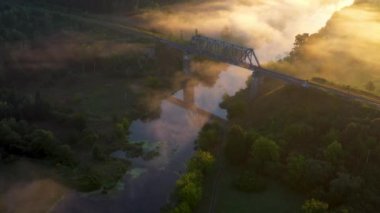 Demir demiryolu köprüsü şafakta siste