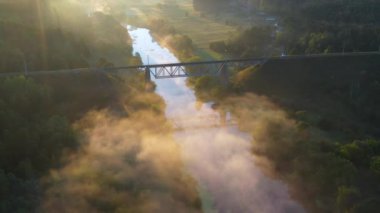 Demir demiryolu köprüsü şafakta siste