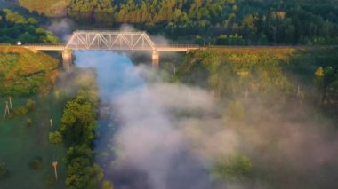 Demir demiryolu köprüsü şafakta siste