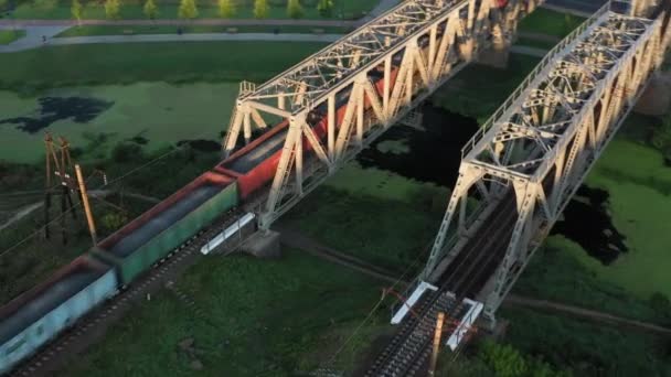 De trein passeert een metalen spoorbrug — Stockvideo