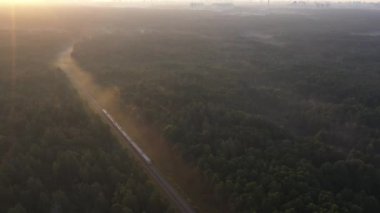 Sonbaharda demiryolu şafakta bulanık bir orman.
