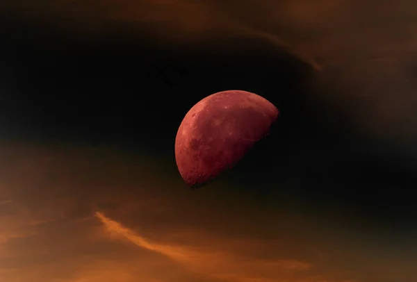 Half Verlichte Maan Een Achtergrond Van Rode Lucht — Stockfoto
