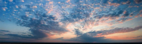 Kaunis Auringonlasku Panoraama Auringon Säteet Valaisevat Pilvet Lämpiminä Vaaleanpunaisina Violetteina — kuvapankkivalokuva