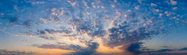 Coucher Soleil Pittoresque Panorama Les Rayons Soleil Illuminent Les Nuages — Photo