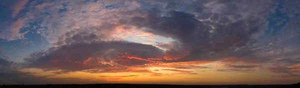 Malerischer Sonnenuntergang Panorama Die Sonnenstrahlen Erhellen Die Wolken Warmen Rosa — Stockfoto