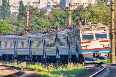 Eski elektrikli yolcu treni Kyiv bölgesi, Ukrayna.