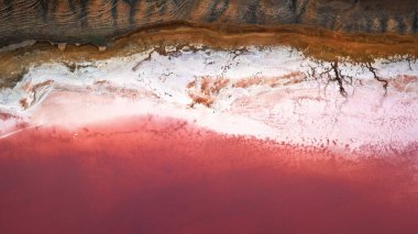 Pembe Göl 'ün tuzlu kıyıları. Turistik bölge. Gül suyu ve kir iyileştirici özelliklere sahiptir. Doğal arkaplan veya doku.