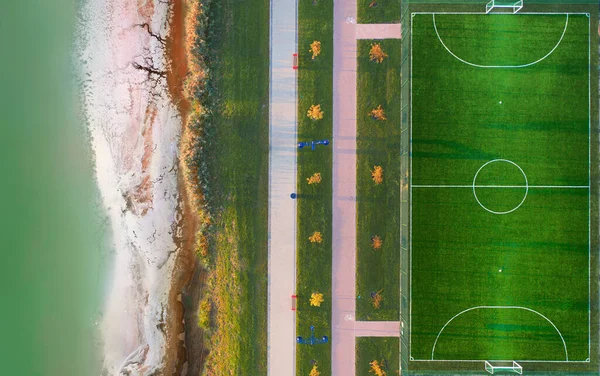 Γήπεδο Ποδοσφαίρου Στο Πάρκο Ένα Όμορφο Γκαζόν Μέσα Από Οποίο — Φωτογραφία Αρχείου
