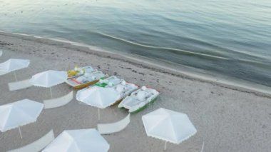 Boş plaj manzarası. Kötü turizm sezonu konsepti.
