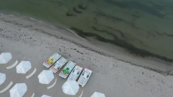 Vedere goală pe plajă. Conceptul unui sezon turistic prost . — Videoclip de stoc