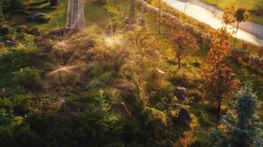 Şafakta parkta otomatik sulama