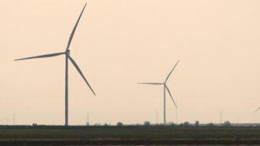 Şafak vakti sisli bir ormanın üzerinde bir İHA 'nın yavaş uçuşu. Sakin, saf ve rahatlatıcı bir atmosfer..