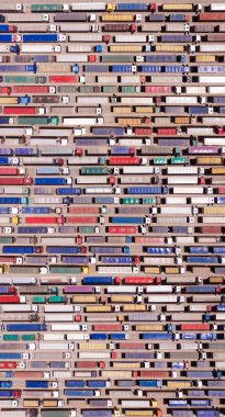 Arkaplan, doku ya da kalıp. Sınırda ya da terminalde büyük bir kamyon kuyruğu var. Hava görünümü.