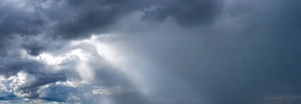 Sonnenstrahlen Vor Dunklem Himmel Nach Einem Gewitter — Stockfoto