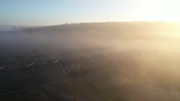 Aube Train Passe Sur Pont Ferroviaire Métal Rivière Floue — Video