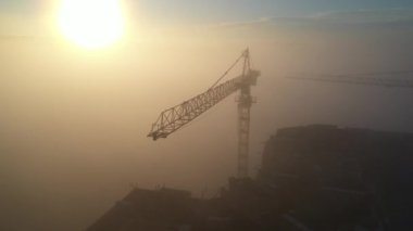 Şafakta şafak vakti inşaat vinçleri..