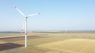 Mavi gökyüzünün arka planında rüzgar türbini, yakın plan. Yenilenebilir kaynaklardan elektrik kavramı.