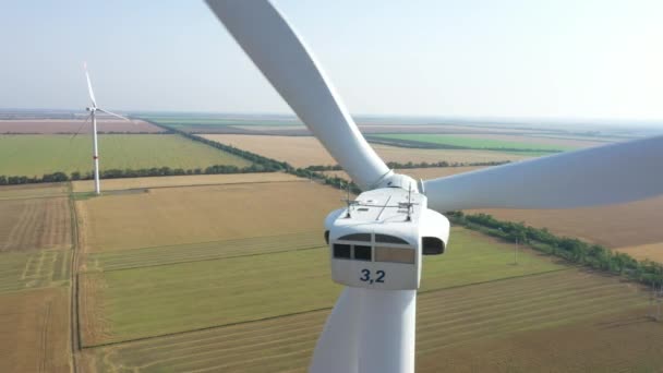 青い空 クローズアップの背景に風力タービン 再生可能エネルギー由来の電気の概念 — ストック動画