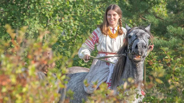 Młoda Atrakcyjna Kobieta Haftowanej Koszuli Ukraińskie Ubrania Narodowe Jeździ Konno — Zdjęcie stockowe