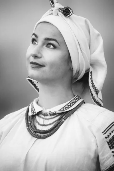 Νεαρή ελκυστική γυναίκα με κεντημένο λινό πουκάμισο. Μαύρο και άσπρο — Φωτογραφία Αρχείου