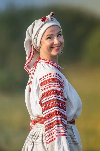 Giovane donna attraente in una camicia di lino ricamata. — Foto Stock