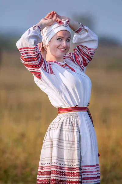 Νεαρή ελκυστική γυναίκα με κεντημένο λινό πουκάμισο. — Φωτογραφία Αρχείου