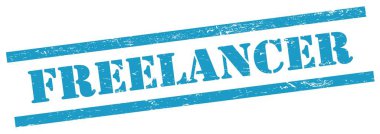 Mavi grungy dikdörtgen damgalı FREELANCER metni.