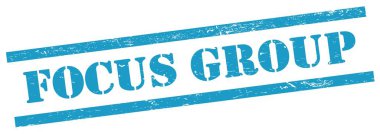 Mavi grungy dikdörtgen damgalı FOCUS GROUP metni.