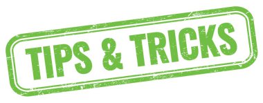 Yeşil grungy vintage dikdörtgen damgası üzerinde TIPS & TRICKS metni.