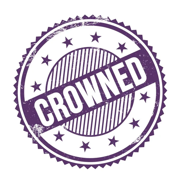 Crowned文字 用紫色深蓝色格子边框环绕邮票书写 — 图库照片