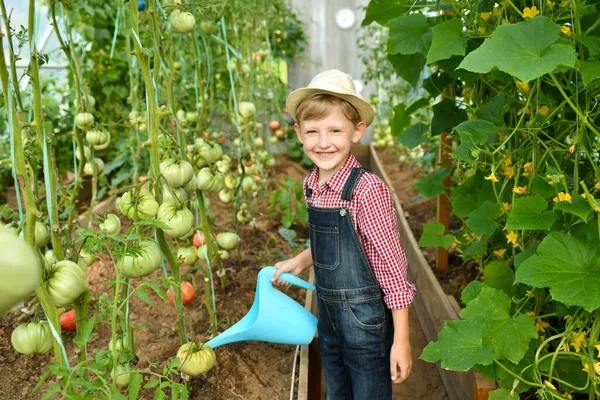 Serada Dolu Tenekesi Olan Küçük Bir Çocuk — Stok fotoğraf