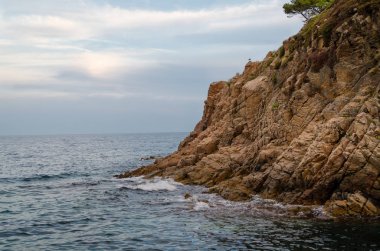 Cliffs Cala de Sant Francesc, Bay Blanes, Costa Brava, İspanya, Catalonia sahil şeridi