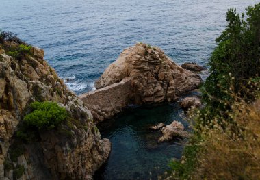 Cliffs Cala de Sant Francesc, Bay Blanes, Costa Brava, İspanya sahil şeridi. Ismarlayarak yukarıdan.