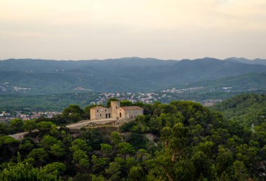 Antik mimari Blanes çare. Tarihi bina antik tepenin üstünde. Costa Brava, İspanya.