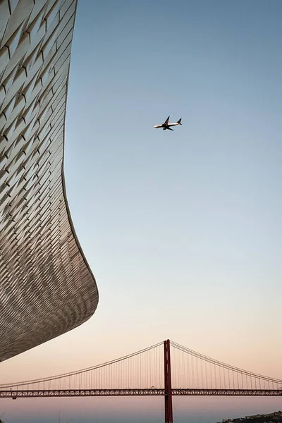 Photo the bridge on April 25 against the MAAT Museum in Portugal. The evening sunset. — Stock Photo, Image