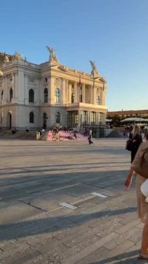 Zürih, İsviçre. 18 Eylül 2025. Yaz sonlarında Zürih Opera Binası 'nın meydanı..