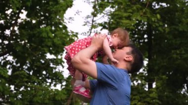 Mutlu baba onun sevgili kızı onu yanağından öpüyor ve gülümseyen kucağında holding.