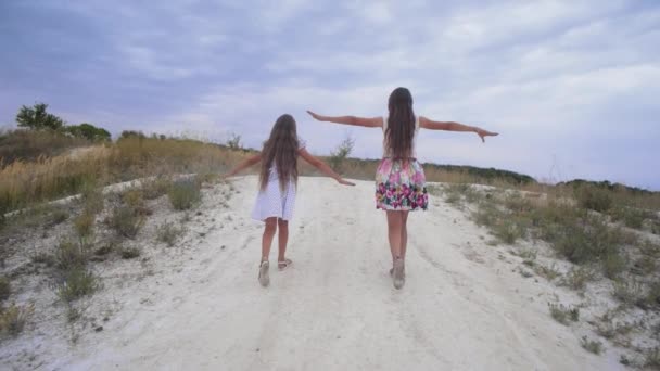 Barn tonåringar, sprida sina armar som vingar mot blå himmel. Slow motion. — Stockvideo