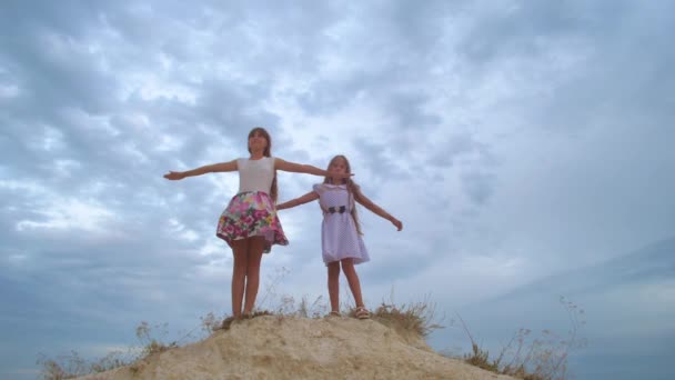 Girls play flying superheroes — Stock Video