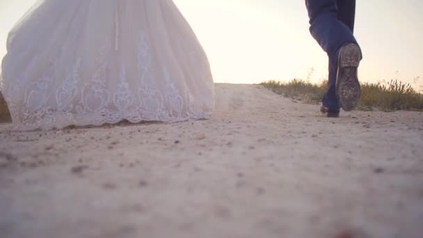 Nevěsta a ženich po bílé cestě k obloze, pomalý pohyb, Střelba — Stock video