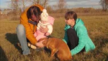 Baba ve çocuk köpek kontrolden okşadı