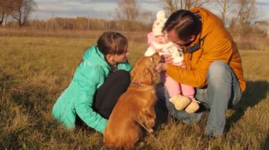 Baba ve çocuklar el köpek okşadı,