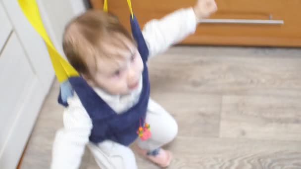 Happy baby hoog springen en glimlachen — Stockvideo